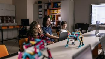 niños y niñas robot