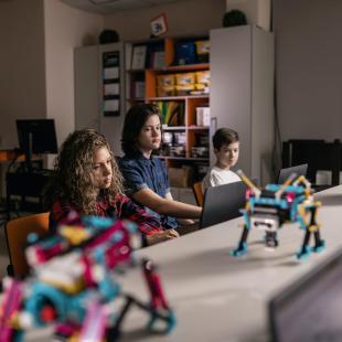 niños y niñas robot